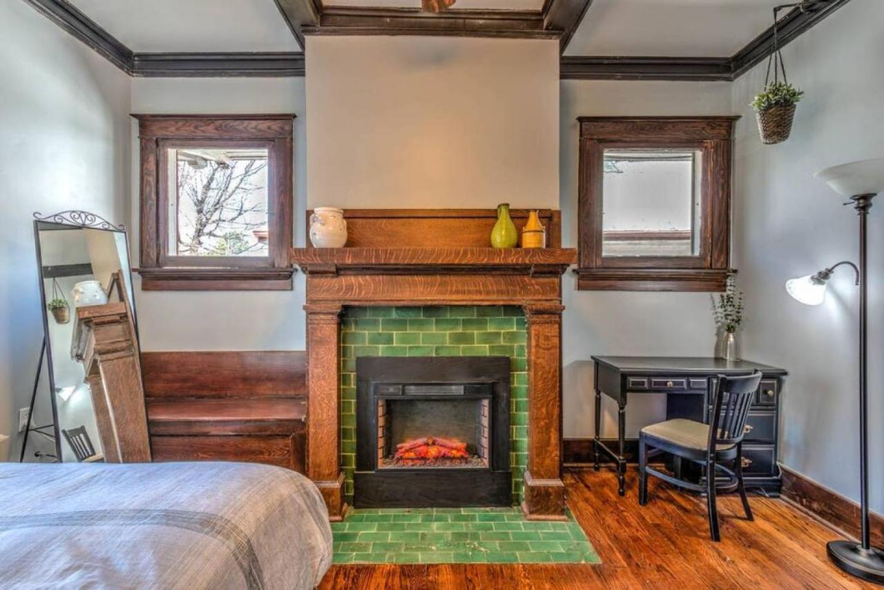 Classic Woodwork And Details In 1912 Colonial Memphis Exterior foto